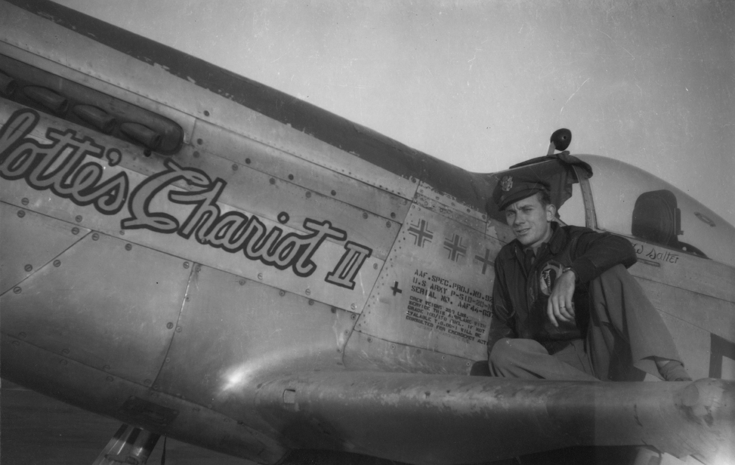 Le lieutenant Cary Salter, pilote du 354th Fighter Group, devant son P-51 Mustang (FT-π), numéro de série 44-63747, surnommé « Charlotte’s Chariot II ». (Photo USAAF via Cary Salter)