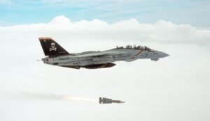 Un F-14B Tomcat de la VF-103 lançant un missile AIM-54 Phoenix. (Photo Robert Sullivan (CC BY-NC-SA 2.0))