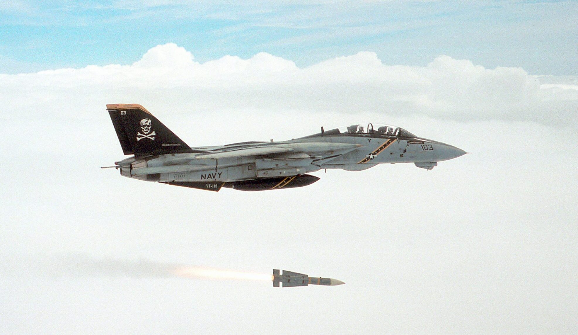 Un F-14B Tomcat de la VF-103 lançant un missile AIM-54 Phoenix. (Photo Robert Sullivan (CC BY-NC-SA 2.0))